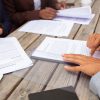 Employeur remettant une fiche d'information intéressement participation à un salarié