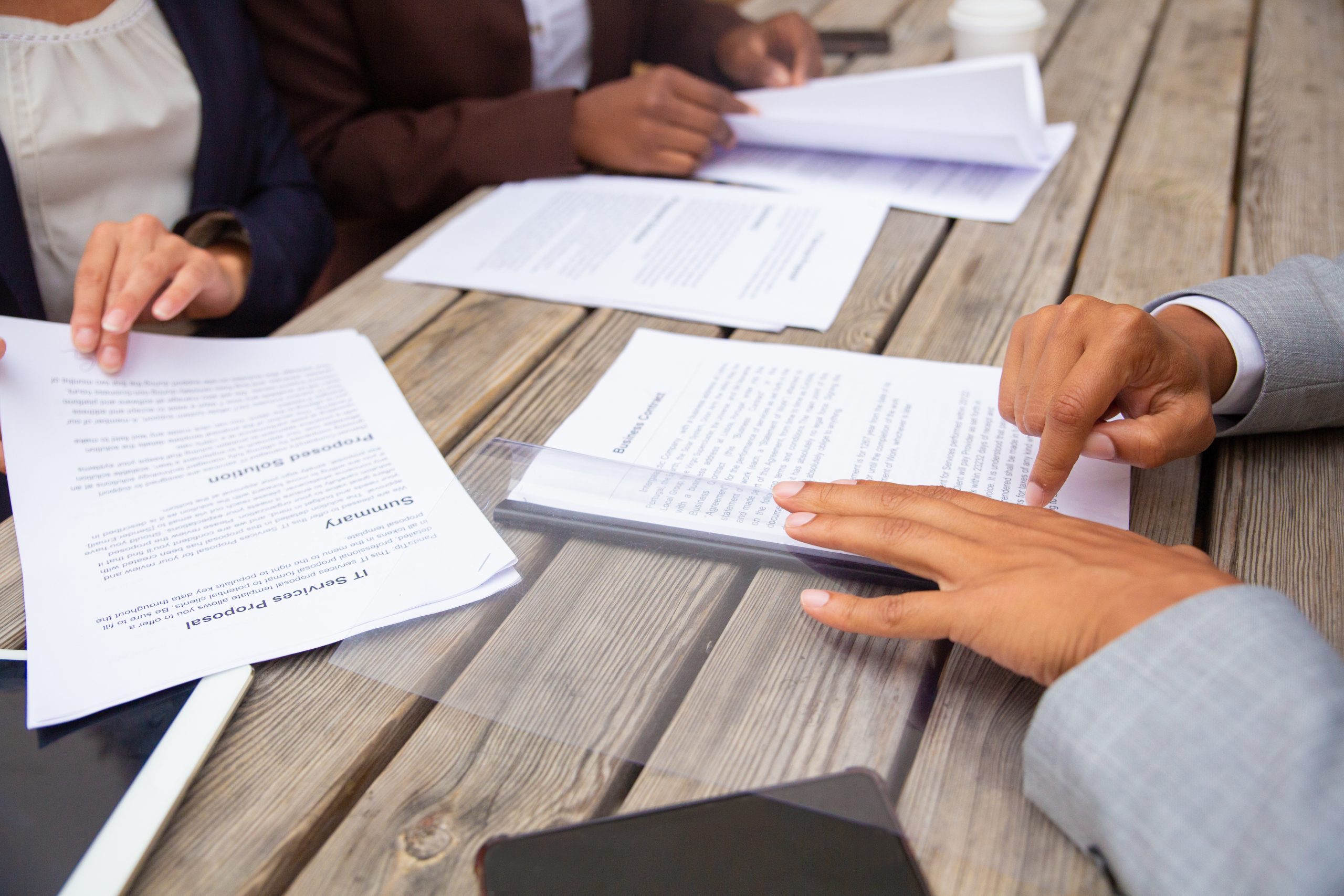 Employeur remettant une fiche d'information intéressement participation à un salarié