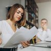Dirigeant relisant une lettre de licenciement pour motif personnel avant signature