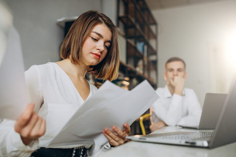Dirigeant relisant une lettre de licenciement pour motif personnel avant signature