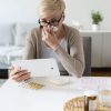 Salarié malade vérifiant le calcul de l'ancienneté arrêt maladie pour le maintien de salaire