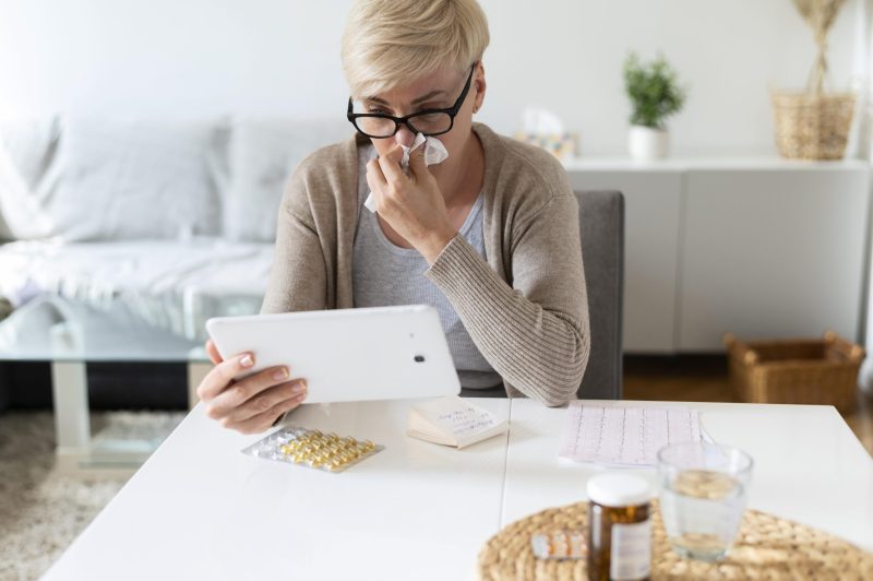 Salarié malade vérifiant le calcul de l'ancienneté arrêt maladie pour le maintien de salaire
