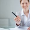 Procédure de rupture conventionnelle : employeur et salarié signant une convention de rupture