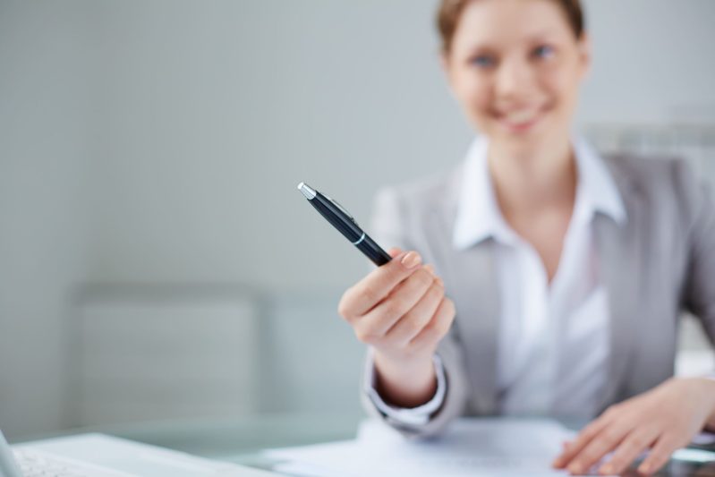 Procédure de rupture conventionnelle : employeur et salarié signant une convention de rupture